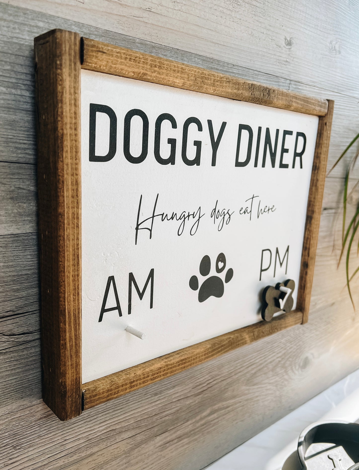 Doggy Diner Sign : Pet Mealtime Organizer with AM/PM Tracker